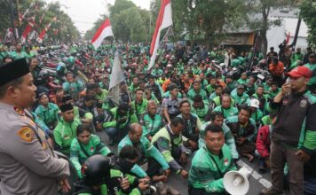 Ribuan Ojol saat melakukan aksi di depan Mapolres Jombang./bongkah.id/Karimatul Maslahah/