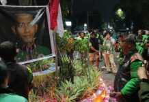 Aksi Solidaritas 300an Ojol di Depan Mako Polres Jember, Terkait Meninggalnya Driver Affan Kurniawan.