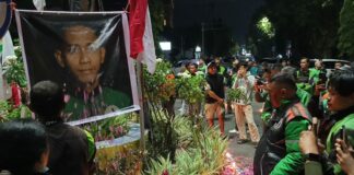 Aksi Solidaritas 300an Ojol di Depan Mako Polres Jember, Terkait Meninggalnya Driver Affan Kurniawan.