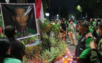 Aksi Solidaritas 300an Ojol di Depan Mako Polres Jember, Terkait Meninggalnya Driver Affan Kurniawan.