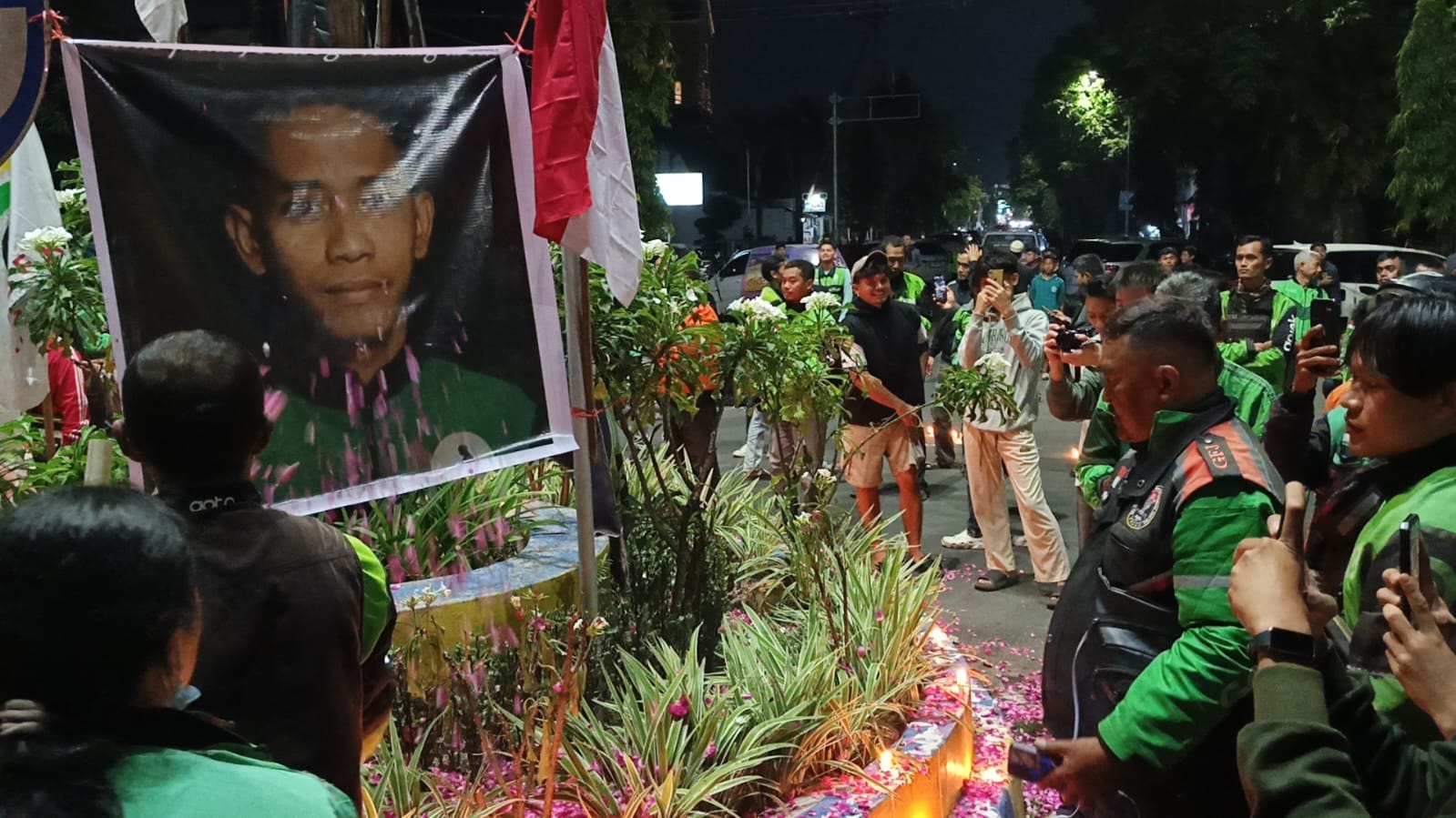1000984554 Aksi Solidaritas 300an Ojol di Depan Mako Polres Jember, Terkait Meninggalnya Driver Affan Kurniawan.