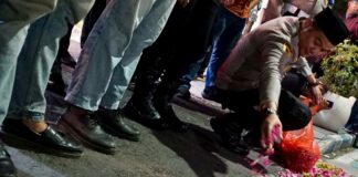 Tabur bunga yang dilakukan Kapolres Jombang AKBP Ardi Kurniawan di depan Mapolres Jombang./bongkah.id/Karimatul Maslahah/
