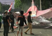 Aksi anarkis unras ratusan mahasiswa di depan Mako Polres Jember.