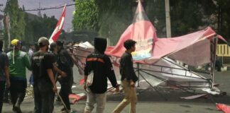 Aksi anarkis unras ratusan mahasiswa di depan Mako Polres Jember.