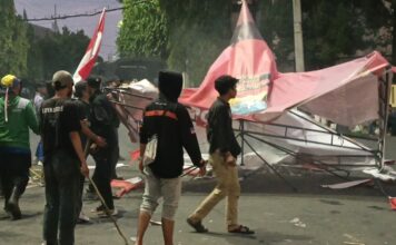 Aksi anarkis unras ratusan mahasiswa di depan Mako Polres Jember.