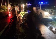 polisi saat melakukan olah TKP di jalan raya cendrawasih, Jombang./bongkah.id/Karimatul Maslahah/