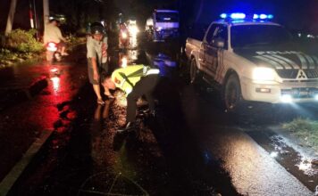 polisi saat melakukan olah TKP di jalan raya cendrawasih, Jombang./bongkah.id/Karimatul Maslahah/
