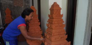 Dedi Setiawan saat menyelesaikan Terakota candi di kediamannya./bongkah.id/Karimatul Maslahah/