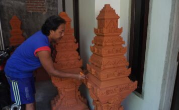 Dedi Setiawan saat menyelesaikan Terakota candi di kediamannya./bongkah.id/Karimatul Maslahah/