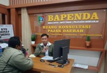 Warga mendatangi kantor Bapenda Jombang mengajukan keberatan./bongkah.id/Karimatul Maslahah/