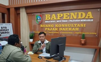 Warga mendatangi kantor Bapenda Jombang mengajukan keberatan./bongkah.id/Karimatul Maslahah/