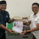 Pelapor kembali menyerahkan kelengkapan alat bukti ke Kejaksaan Negeri (Kejari) Kabupaten Mojokerto. Bongkah.id/Karimatul Maslahah/