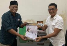 Pelapor kembali menyerahkan kelengkapan alat bukti ke Kejaksaan Negeri (Kejari) Kabupaten Mojokerto. Bongkah.id/Karimatul Maslahah/