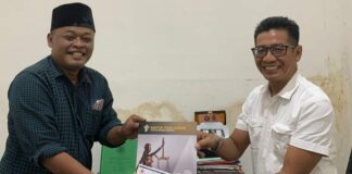 Pelapor kembali menyerahkan kelengkapan alat bukti ke Kejaksaan Negeri (Kejari) Kabupaten Mojokerto. Bongkah.id/Karimatul Maslahah/