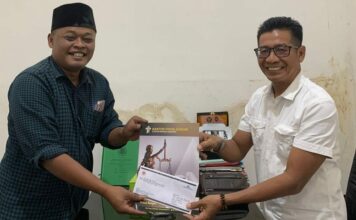 Pelapor kembali menyerahkan kelengkapan alat bukti ke Kejaksaan Negeri (Kejari) Kabupaten Mojokerto. Bongkah.id/Karimatul Maslahah/