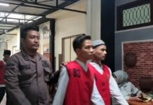 Terdakwa pembunuhan balita menggunakan racun tikus menjalani sidang di PN Jombang, Kamis (14/8/2025). Bongkah.id/Karimatul Maslahah/