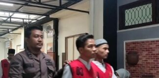 Terdakwa pembunuhan balita menggunakan racun tikus menjalani sidang di PN Jombang, Kamis (14/8/2025). Bongkah.id/Karimatul Maslahah/