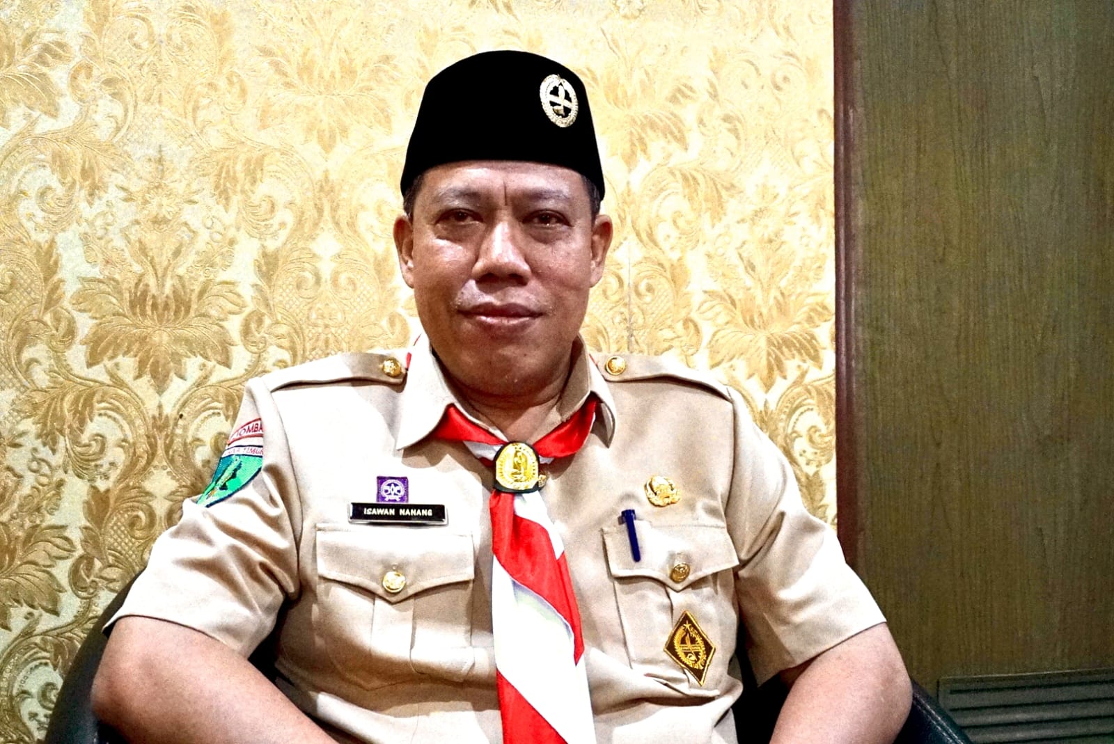 IMG-20250814-WA0044 Foto : Kepala Disnaker Jombang, Isawan Nanang saat dimintai keterangan./bongkah.id/Karimatul Maslahah/