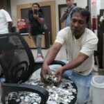 warga saat menghitung uang receh di kantor Bapenda Jombang./bongkah.id/Karimatul Maslahah/