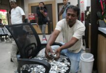 warga saat menghitung uang receh di kantor Bapenda Jombang./bongkah.id/Karimatul Maslahah/