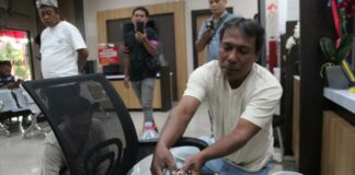 warga saat menghitung uang receh di kantor Bapenda Jombang./bongkah.id/Karimatul Maslahah/