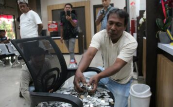 warga saat menghitung uang receh di kantor Bapenda Jombang./bongkah.id/Karimatul Maslahah/