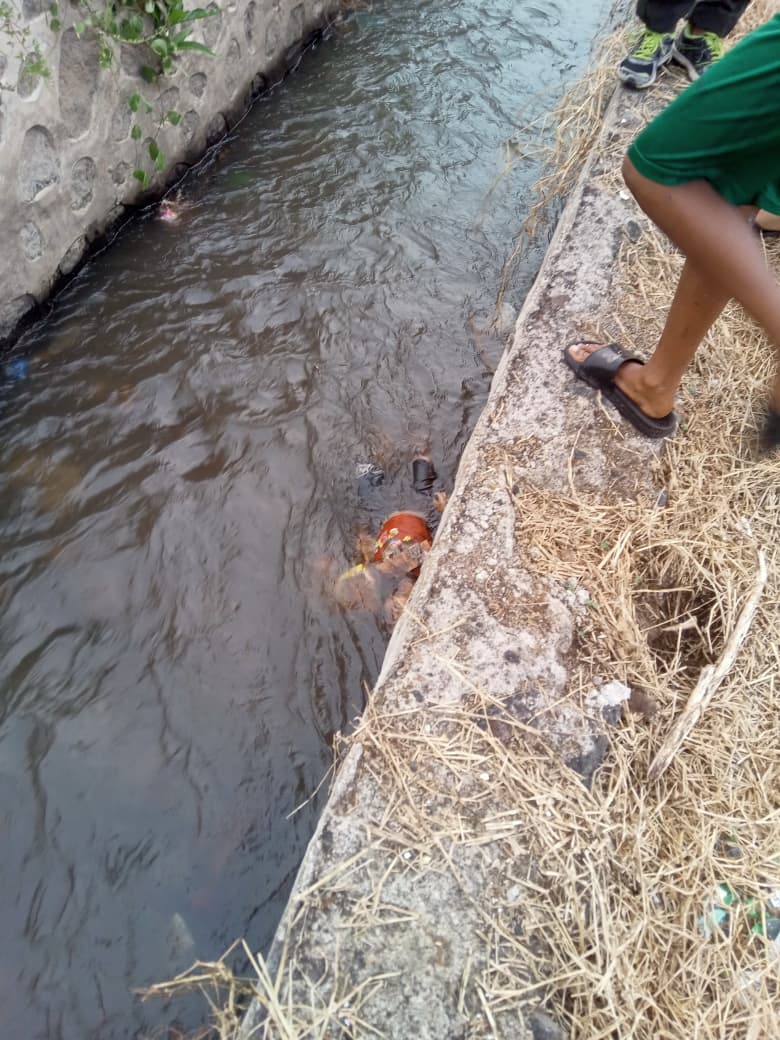 Lokasi penemuan korban, tersangkut batuan pondasi parit (sungai irigasi) sekitar Perumahan Tegal Besar, Jember, Jawa Timur.