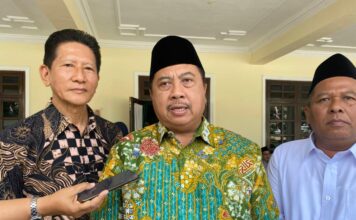 Bupati Jombang Warsubi saat memberikan keterangan./bongkah.id/Karimatul Maslahah/