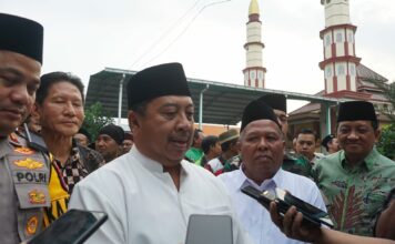 Bupati Jombang Warsubi saat dimintai keterangan./bongkah.id/Karimatul Maslahah/