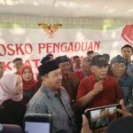 Bupati Jombang Warsubi saat memberikan keterangan di posko aspirasi tingginya PBB-P2 di Kebonrojo./bongkah.id/Karimatul Maslahah/