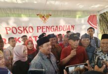 Bupati Jombang Warsubi saat memberikan keterangan di posko aspirasi tingginya PBB-P2 di Kebonrojo./bongkah.id/Karimatul Maslahah/