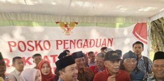 Bupati Jombang Warsubi saat memberikan keterangan di posko aspirasi tingginya PBB-P2 di Kebonrojo./bongkah.id/Karimatul Maslahah/