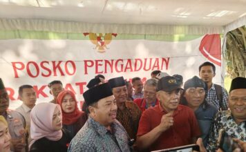 Bupati Jombang Warsubi saat memberikan keterangan di posko aspirasi tingginya PBB-P2 di Kebonrojo./bongkah.id/Karimatul Maslahah/