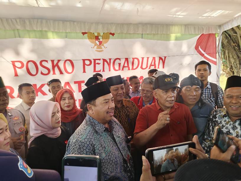 1000996470 Bupati Jombang Warsubi saat memberikan keterangan di posko aspirasi tingginya PBB-P2 di Kebonrojo./bongkah.id/Karimatul Maslahah/