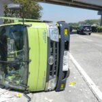 Truk Hino muatan kramik saat terguling di tol Jomo./bongkah.id/Karimatul Maslahah/