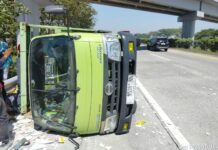 Truk Hino muatan kramik saat terguling di tol Jomo./bongkah.id/Karimatul Maslahah/