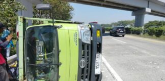 Truk Hino muatan kramik saat terguling di tol Jomo./bongkah.id/Karimatul Maslahah/