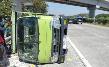 Truk Hino muatan kramik saat terguling di tol Jomo./bongkah.id/Karimatul Maslahah/