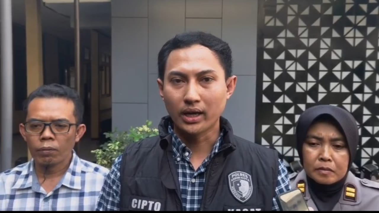 1000997562 Kasatreskrim Polres Kediri Kota, AKP Cipto Leksana, saat konferensi pers di Mapolresta Kediri, Rabu (3/9/2025).