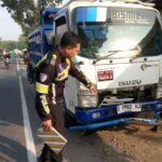 polisi saat melakukan olah TKP lakalantas beruntut di Jombang./bongkah.id/Karimatul Maslahah/