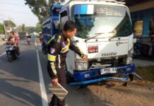 polisi saat melakukan olah TKP lakalantas beruntut di Jombang./bongkah.id/Karimatul Maslahah/