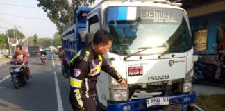polisi saat melakukan olah TKP lakalantas beruntut di Jombang./bongkah.id/Karimatul Maslahah/