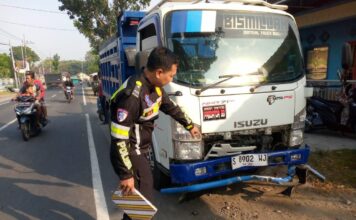 polisi saat melakukan olah TKP lakalantas beruntut di Jombang./bongkah.id/Karimatul Maslahah/