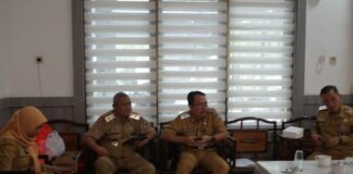 peserta job fit saat mengantre untuk wawancara job fit di gedung Swagata pemkab Jombang./bongkah.id/Karimatul Maslahah/