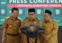 Bupati Jombang Warsubi saat memberikan keterangan di pendopo./bongkah.id/Karimatul Maslahah/
