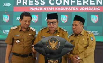 Bupati Jombang Warsubi saat memberikan keterangan di pendopo./bongkah.id/Karimatul Maslahah/