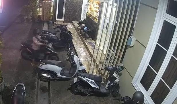 1001007491 Rekaman CCTV komplotan pencuri motor milik pegawai klinik kecantikan di Jombang./bongkah.id/Karimatul Maslahah/