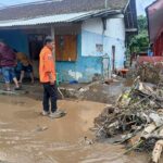 Pembersihan Halaman SD dan Jalan di Desa Sumbersalak Akibat Banjir Disertai Lumpur Tebal.