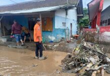 Pembersihan Halaman SD dan Jalan di Desa Sumbersalak Akibat Banjir Disertai Lumpur Tebal.