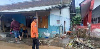 Pembersihan Halaman SD dan Jalan di Desa Sumbersalak Akibat Banjir Disertai Lumpur Tebal.